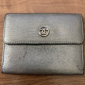 VTG Chanel Silver Grained Calfskin Compact Wallet CC Logo 2005–2006 Authentic